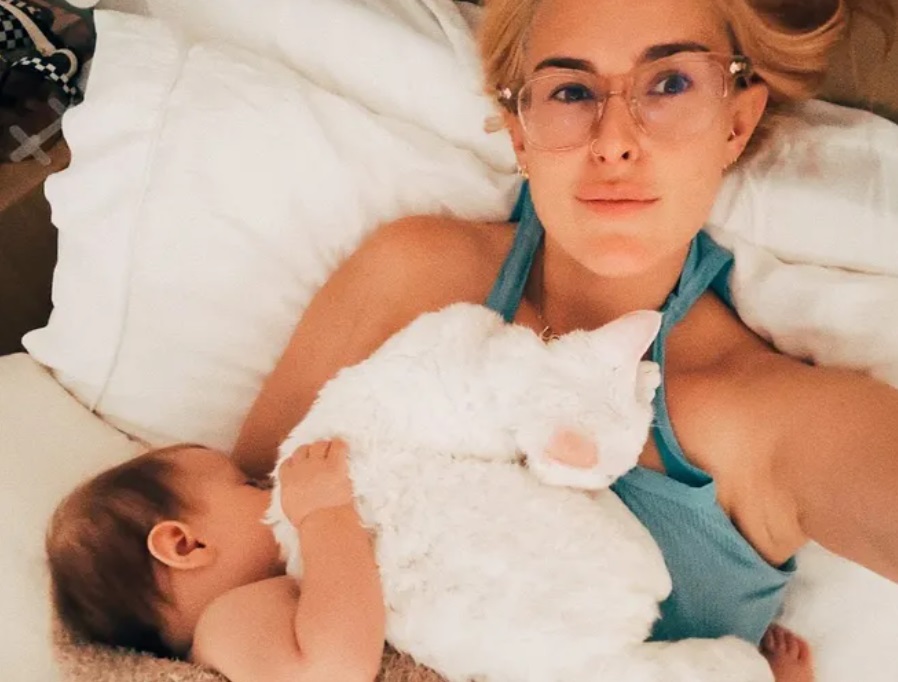 Дочка Брюса Уиллиса сделала очень личное фото во время кормления грудью